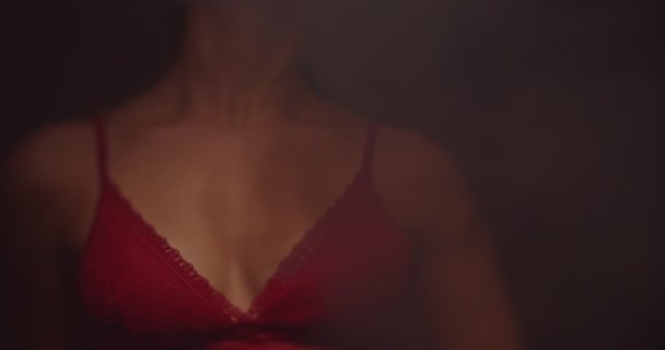 Fata Cool Mișcă Sexual Lenjerie Roșie Izolată Mișcare Lentă Lovitură — Videoclip de stoc