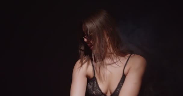 Menina Legal Dançando Sedutoramente Vestindo Lingerie Preta Com Fumaça Fluindo — Vídeo de Stock