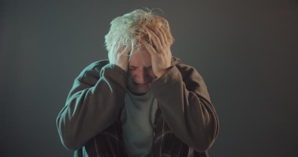 Молодий Депресивний Чоловік Багато Плаче Під Час Крику Болю — стокове відео
