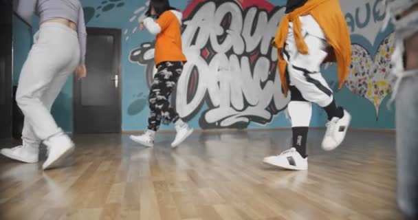 Ομάδα Από Πολυφυλετικές Χορεύτριες Εξασκούνται Και Χορεύουν Χορογραφία Τους Αργή — Αρχείο Βίντεο