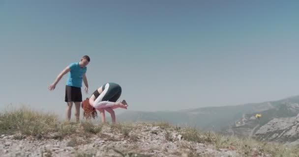 Couple Étirement Préparent Pour Yoga Sur Sommet Montagne Caméra Déplaçant — Video