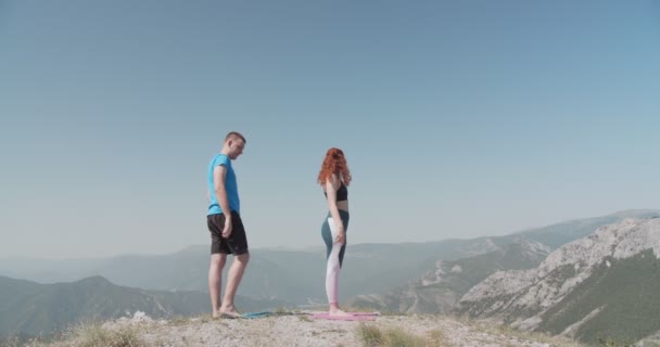 Oğlan Kız Yogaya Hazırlanmak Için Tepenin Üstünde Geriniyorlar — Stok video