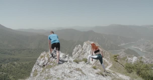 Garçon Fille Faisant Une Pause Pratique Yoga Sur Sommet Montagne — Video