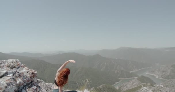 Γυναίκα Που Κάνει Γιόγκα Μόνη Της Στην Κορυφή Του Βουνού — Αρχείο Βίντεο