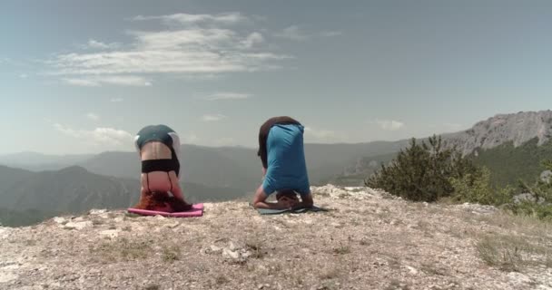 新鮮な空気で練習春の山の上にヨガのカップル 標高の高い禅の瞑想 — ストック動画