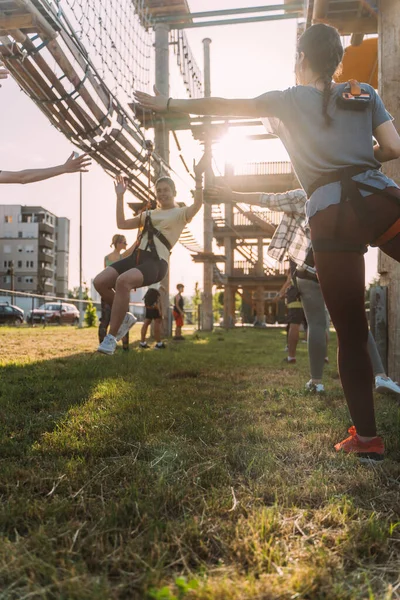 Gyönyörű Lány Pacsizás Csoport Csodálatos Kaland Emberek Kaland Park — Stock Fotó