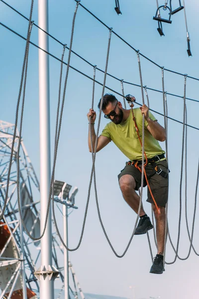 Homem Manipulando Nível Corda Mais Difícil Sem Dificuldade Parque Aventura — Fotografia de Stock