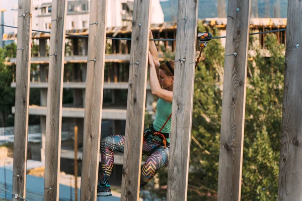 Arrampicatrici Esperte Che Fanno Corso Finale Senza Sforzo — Foto Stock