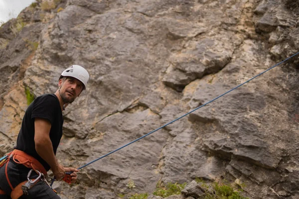 Fit Senior Guy Getting Ready Climb High Hill While Feeling — Stock fotografie