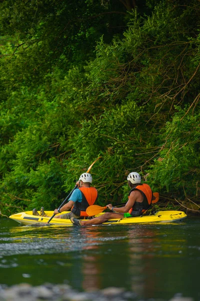 Retrato Dois Amigos Kayaker Macho Sênior Estão Caiaque Juntos Tendo — Fotografia de Stock