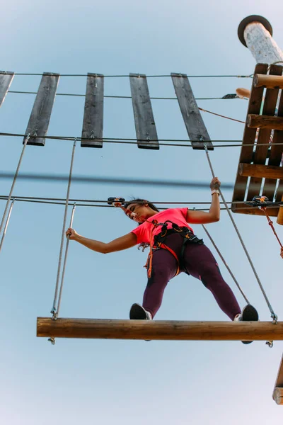 Jovem Mulher Equilibrando Uma Prancha Madeira Parque Aventuras — Fotografia de Stock