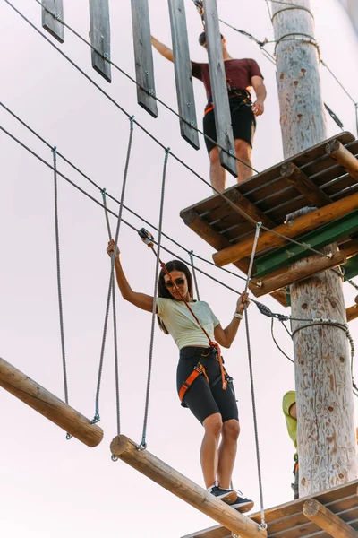 Adolescente Tentando Equilibrar Prancha Madeira Parque Aventuras — Fotografia de Stock