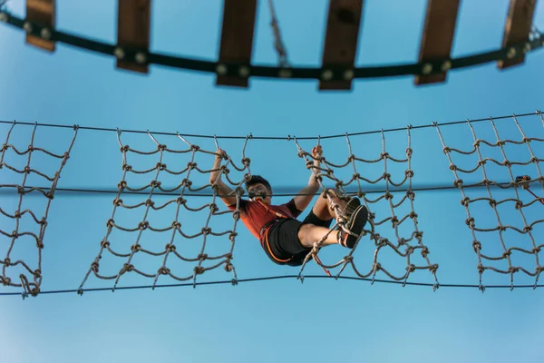 Adult Man Hanging Net Wall Adventure Park — Stock Photo, Image