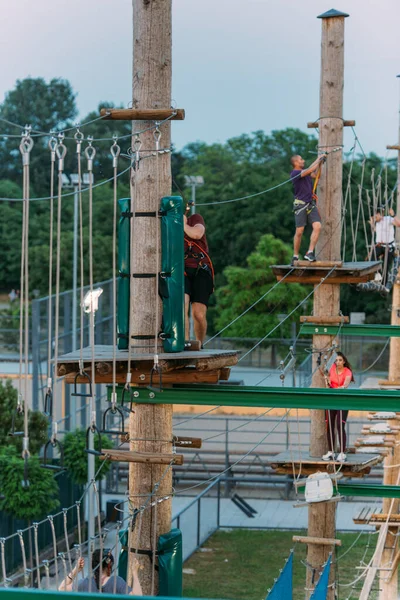 Abenteuerlustige Beim Klettern Seil Und Auf Den Holzsäulen Erlebnispark — Stockfoto