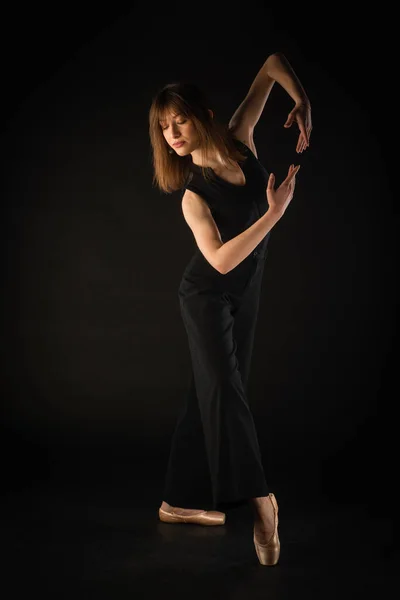 Beauitufl Ballerine Fille Pose Asymétrique Sur Fond Noir — Photo