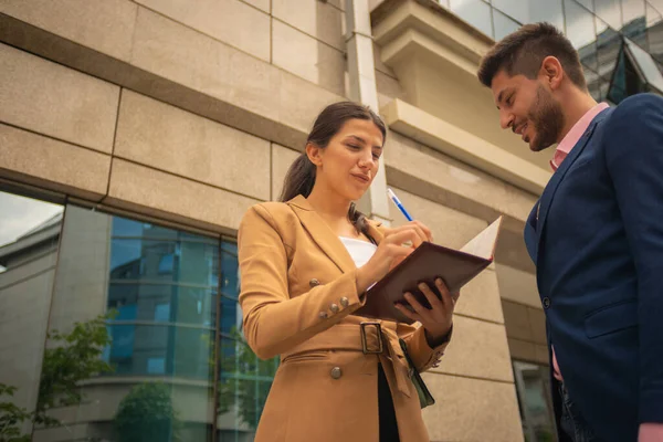 Ein Schöner Geschäftsmann Flirtet Mit Seiner Kollegin Während Sie Versucht — Stockfoto