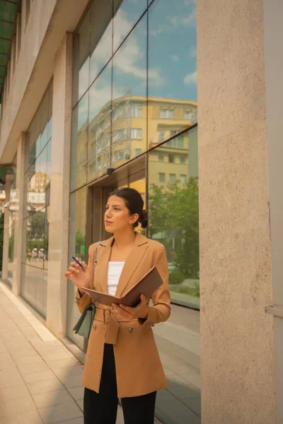 Eine Attraktive Geschäftsfrau Arbeitet Draußen Der Stadt Und Macht Sich — Stockfoto