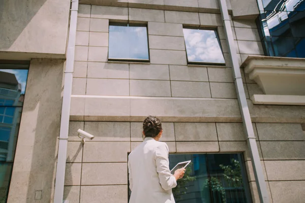 Mulher Negócios Casaco Branco Olhando Para Edifício Enquanto Está Com — Fotografia de Stock