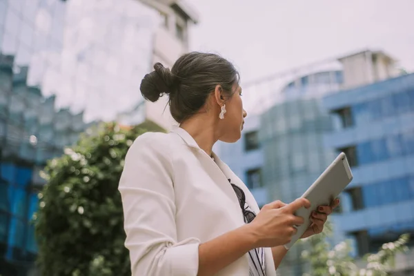 Närbild Vackra Affärskvinna Tittar Byggnaderna Samtidigt Hålla Sin Tablett — Stockfoto