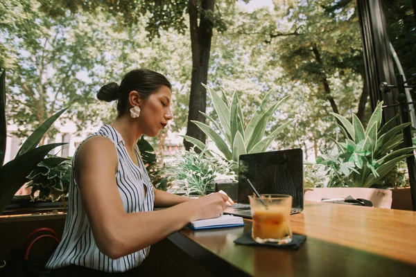 Increíble Mujer Negocios Escribiendo Notas Cuaderno Mientras Está Sentada Café —  Fotos de Stock