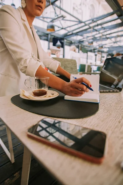 Primer Plano Mujer Negocios Con Cuaderno Sentado Café —  Fotos de Stock