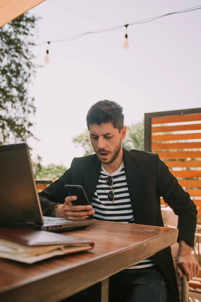 Hombre Negocios Que Tiene Una Reacción Mientras Mira Teléfono Café —  Fotos de Stock