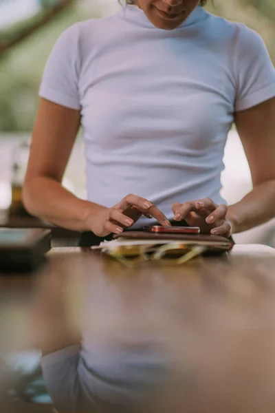 Schöne Geschäftsfrau Beim Sms Schreiben Stehen — Stockfoto