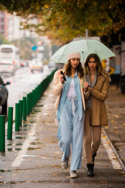 Two Amazing Sisters Talking Each Other While Walking Rainy Day — Stock Photo, Image