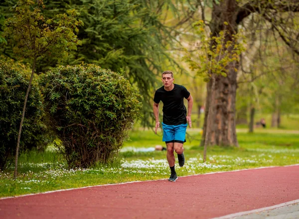 Trail Marathon Running Man Trainiert Beim Laufen Stadtpark Für Fitness — Stockfoto