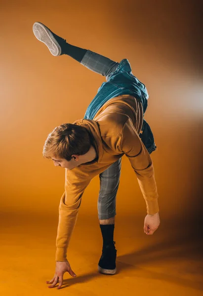 Язистий Молодий Хлопець Практикує Сучасний Стиль Танцювальні Пози — стокове фото
