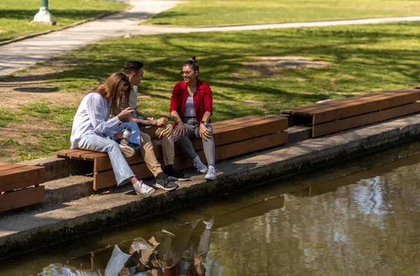 Resting Friends Three Groupmates Standing Together Other Students Path Relaxing — Stock Photo, Image