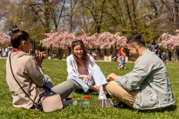 Feliz Grupo Jóvenes Disfrutando Hermosa Hora Verano Mientras Están Sentados — Foto de Stock