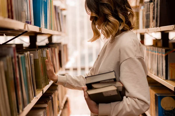 Nahaufnahme Von Einem Mädchen Das Ein Buch Aus Dem Bücherregal — Stockfoto