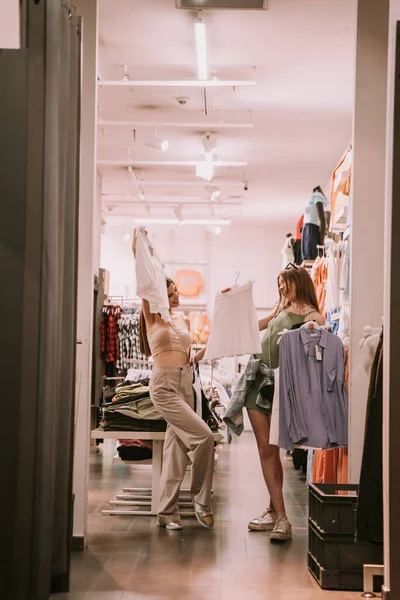 Duas Meninas Adolescentes Mostrando Suas Roupas Para Cada Loja — Fotografia de Stock