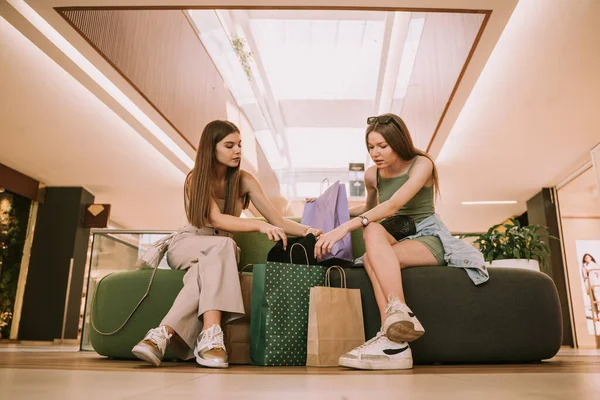 Dois Melhores Amigos Bonitos Shopping Olhando Para Malas Enquanto Sentado — Fotografia de Stock