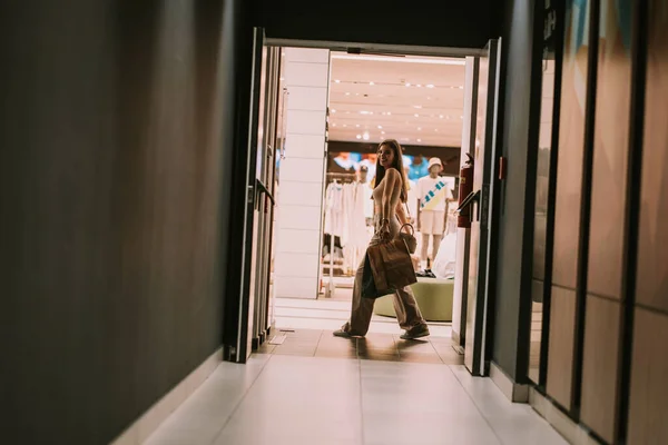 Mooi Meisje Met Boodschappentassen Lopend Door Het Winkelcentrum Lachend — Stockfoto