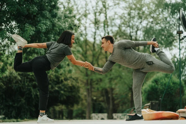 Strong Couple Working Out Together Middle Road Park — Stock Photo, Image