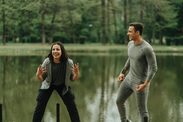 Schönes Paar Beim Reden Und Lächeln Während See Park Steht — Stockfoto