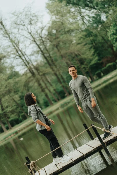 Schöne Beste Freundinnen Stehen Auf Der Brücke See Park — Stockfoto