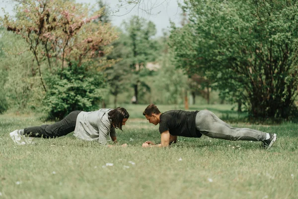 Sport Couple Having Abdominal Work Out Park — Stock Photo, Image