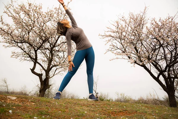 Fitness Menina Está Trabalhando Natureza — Fotografia de Stock