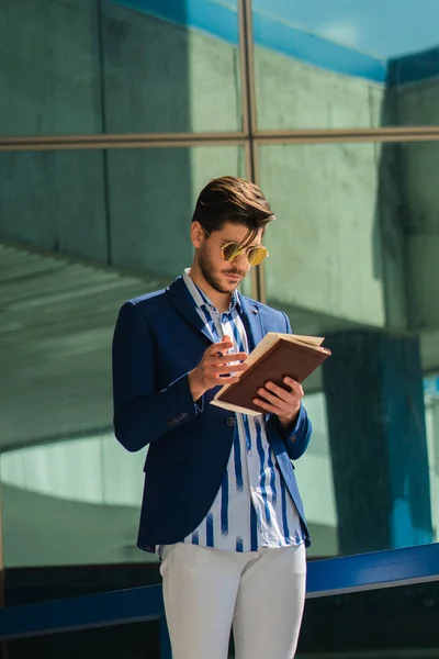 Hombre Negocios Bien Adaptado Está Teniendo Una Segunda Mirada Las — Foto de Stock