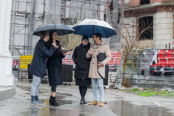 Чотири Дивовижних Красивих Ділових Людей Стоять Разом Посміхаються — стокове фото