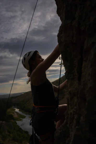 Güzel Bir Kızın Silueti Yüksek Tepeye Tırmanırken — Stok fotoğraf