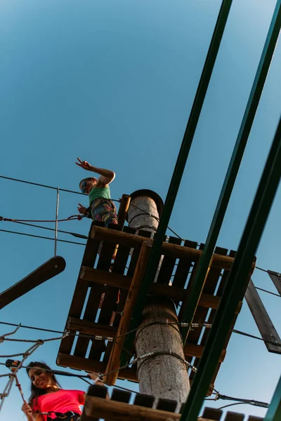 Duas Meninas Preparando Para Fazer Curso Frente Delas Parque Aventuras — Fotografia de Stock