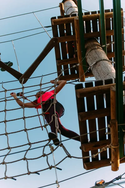 Kobieta Wisząca Ścianie Lin Próbująca Ukończyć Kurs Parku Przygód — Zdjęcie stockowe
