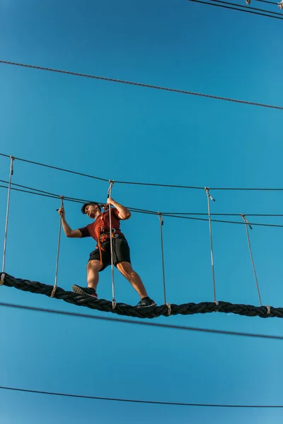 Young Athletic Boy Single Rope Bridge Adventure Park — Stock Photo, Image