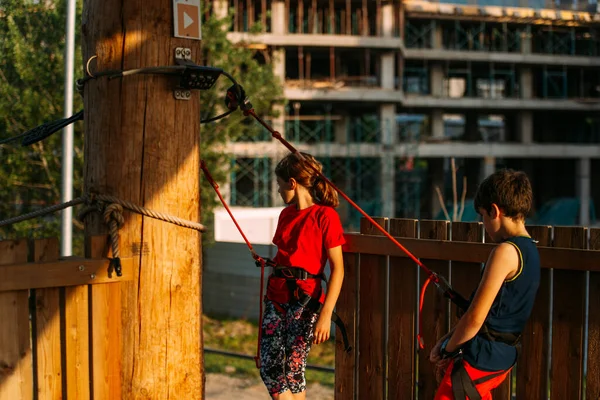 Erkek Kız Kardeşler Macera Parkının Zor Parkında Sırada Bekliyorlar — Stok fotoğraf