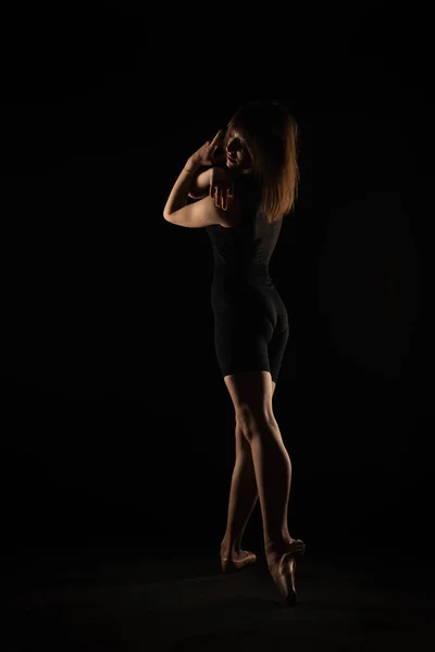 Silhouette Der Ballerina Posiert Von Hinten Während Sie Sich Beugt — Stockfoto