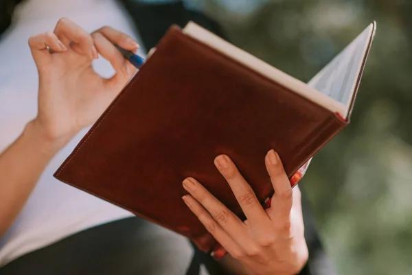 Nahaufnahme Einer Geschäftsfrau Die Notizbuch Schreibt — Stockfoto